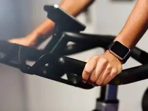 Πόσες Θερμίδες Μπορώ να Κάψω με Ένα Spin Bike και τα Οφέλη της Γυμναστικής στο Σπίτι