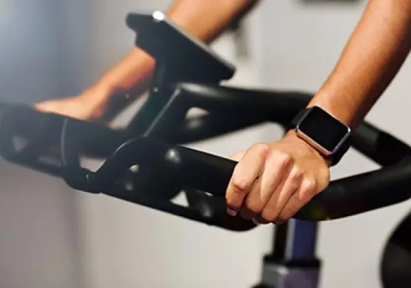 Πόσες Θερμίδες Μπορώ να Κάψω με Ένα Spin Bike και τα Οφέλη της Γυμναστικής στο Σπίτι