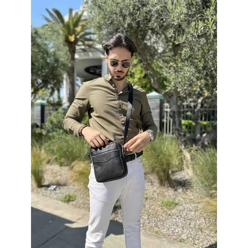 Δερμάτινο τσαντάκι ώμου Bull Captain DJB 023 μαύρο Δερμάτινα τσαντάκια ώμου DJB023 μαύρο Bull Captain Δερμάτινο τσαντάκι ώμου Bull Captain DJB 023 μαύρο